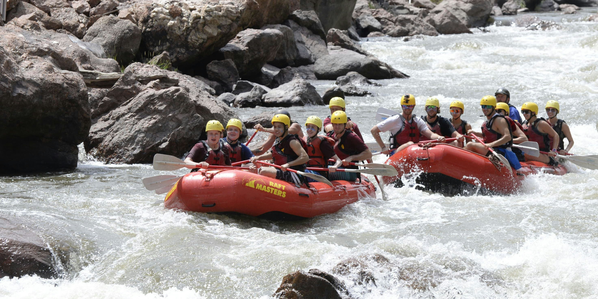 Eine Gruppe von Menschen fährt einen Fluss hinunter