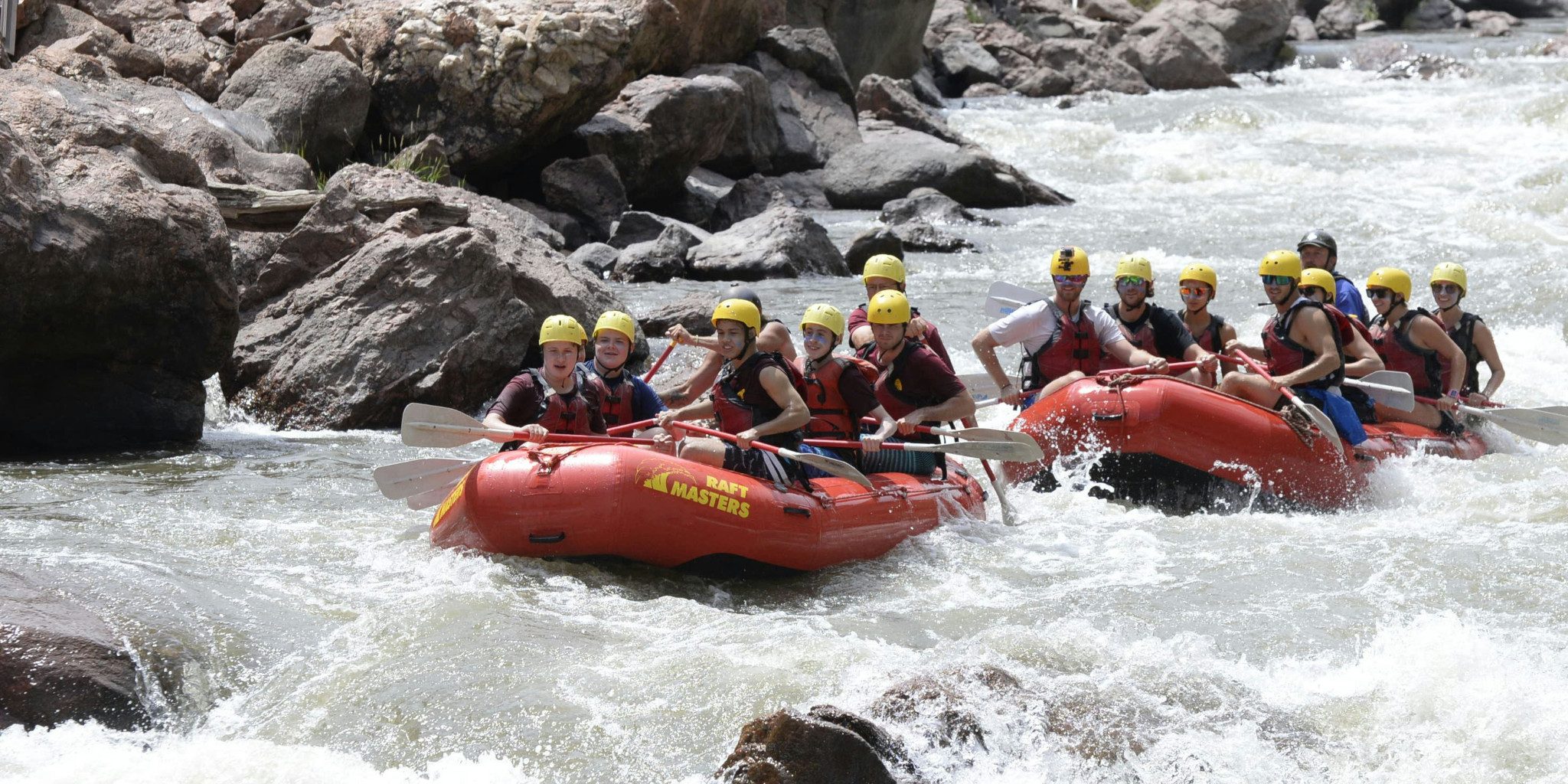 Eine Gruppe von Menschen fährt einen Fluss hinunter